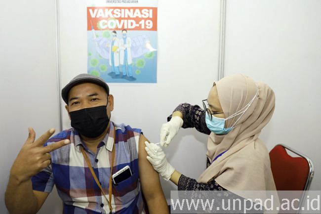 Unpad Gelar Vaksinasi Covid-19 Massal Bagi Dosen Dan Tenaga ...